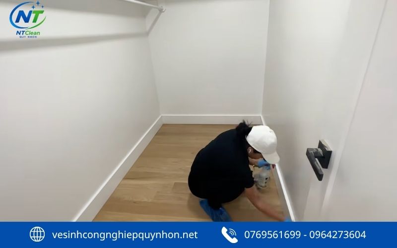 Nhân viên NTClean vệ sinh nhà sau xây dựng tại Quy Nhơn