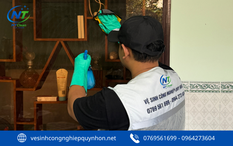 Nhân viên NTClean lau kính tòa nhà tại Quy Nhơn
