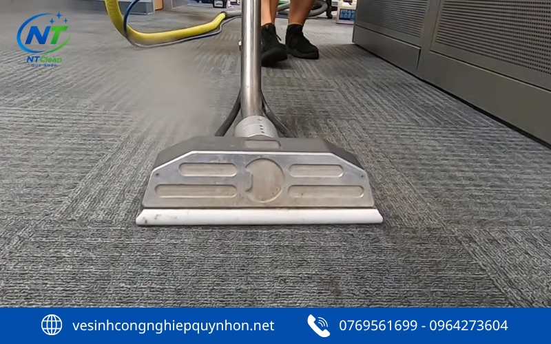 Nhân viên NTClean giặt thảm trải sàn tại Quy Nhơn